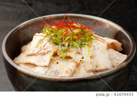 豚バラネギ塩丼 豚バラネギ塩丼 61070455