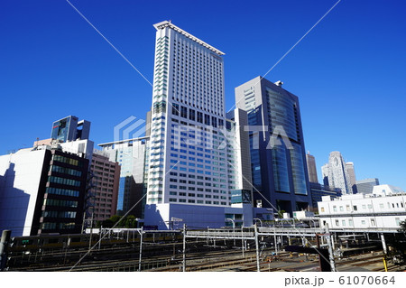 新宿駅南口のオフィスビル 61070664