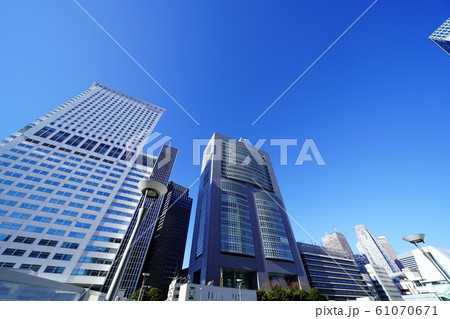 新宿駅南口のオフィスビル 61070671