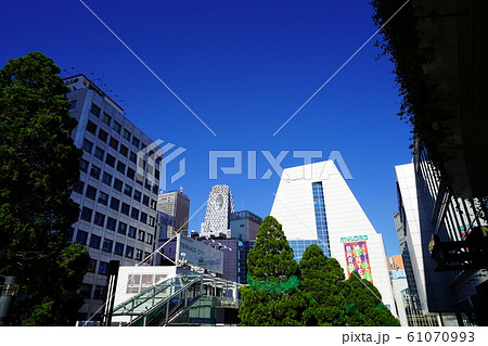 新宿駅南口の風景 61070993