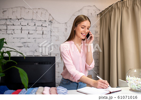 Atelier administrator taking a new order from the client Atelier administrator taking a new order from the client 61071016