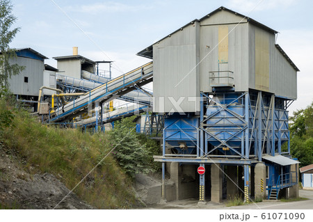 Quarry with modern crushing and screening 61071090