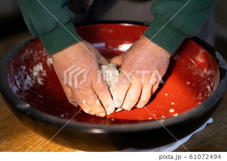 家庭での蕎麦打ち 61072494