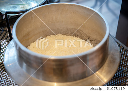 釜で炊いたご飯 釜で炊いたご飯 61073119