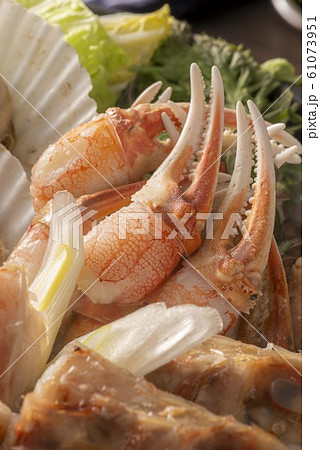 美味しい海産物が沢山入った鍋料理 61073951