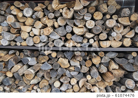 冬に備えて薪の乾燥 61074476