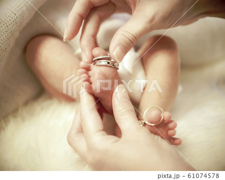 ニューボーン 新生児の足 61074578