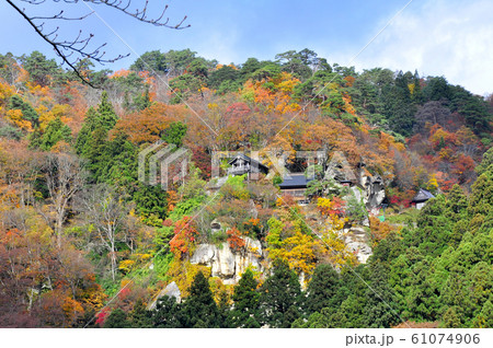 紅葉に染まる立石寺山寺 61074906