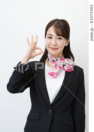 ビジネスウーマン Okポーズ 若い女性 白バック スーツ スカーフの写真素材