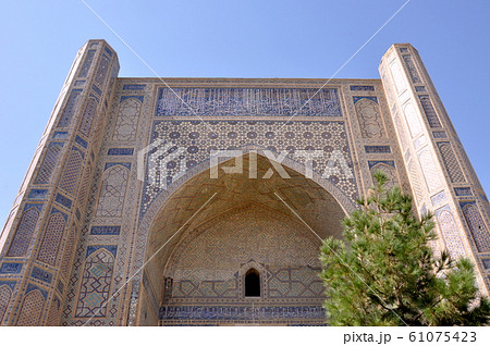 ウズベキスタン　サマルカンド　ビビ・ハヌム・モスク　大モスクのファサード 61075423
