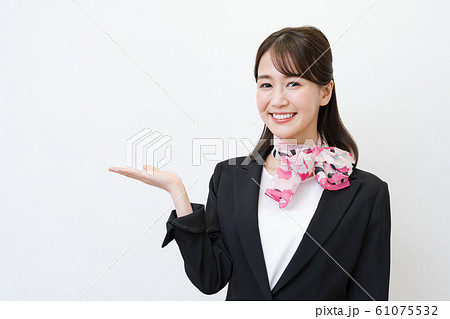 ビジネスウーマン(若い女性、白バック、スーツ、スカーフ ビジネスウーマン(若い女性、白バック、スーツ、スカーフ 61075532