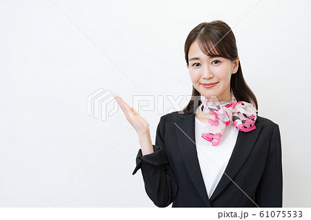 ビジネスウーマン（若い女性、白バック、スーツ、スカーフ 61075533