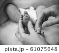 ニューボーンフォト 新生児の足モノクロ ニューボーンフォト 新生児の足モノクロ 61075648