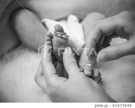 ニューボーンフォト 新生児の足モノクロ 61075648