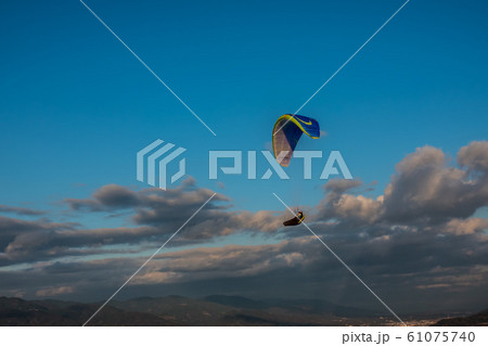 青空にパラグライダー 61075740