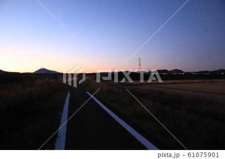 常磐高速道路と夕日の筑波山 61075901