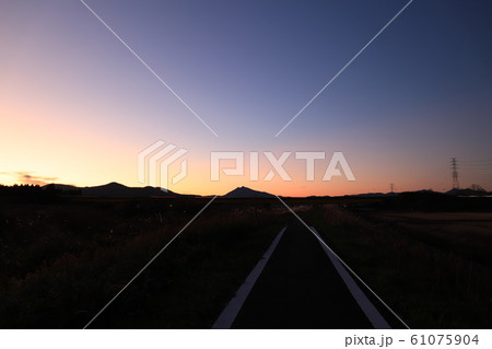 常磐高速道路と夕日の筑波山 常磐高速道路と夕日の筑波山 61075904