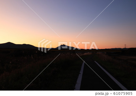 常磐高速道路と夕日の筑波山 61075905