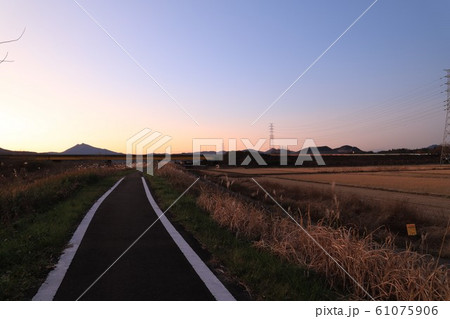 常磐高速道路と夕日の筑波山 常磐高速道路と夕日の筑波山 61075906