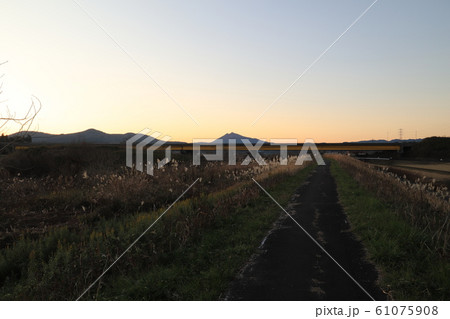 常磐高速道路と夕日の筑波山 常磐高速道路と夕日の筑波山 61075908