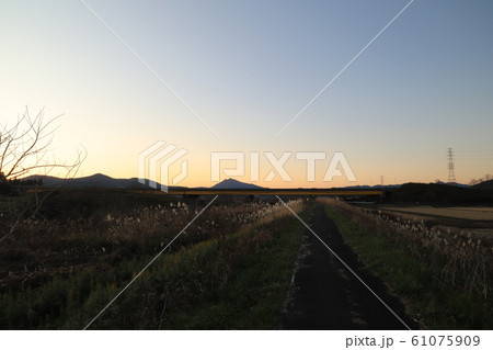 常磐高速道路と夕日の筑波山 常磐高速道路と夕日の筑波山 61075909