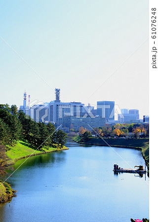 東京　晩秋の皇居周辺　桜田濠と都市風景　放送局など 61076248
