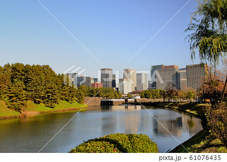 東京　晩秋の皇居周辺　桜田濠と都市風景 61076435