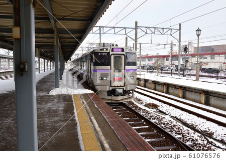 北海道函館市函館駅ホームに到着した快速電車はこだてライナーの冬の風景を撮影 北海道函館市函館駅ホームに到着した快速電車はこだてライナーの冬の風景を撮影 61076576