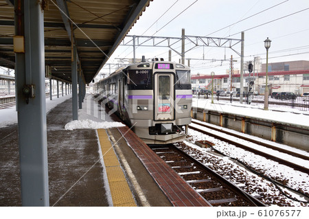 北海道函館市函館駅ホームに到着した快速電車はこだてライナーの冬の風景を撮影 北海道函館市函館駅ホームに到着した快速電車はこだてライナーの冬の風景を撮影 61076577