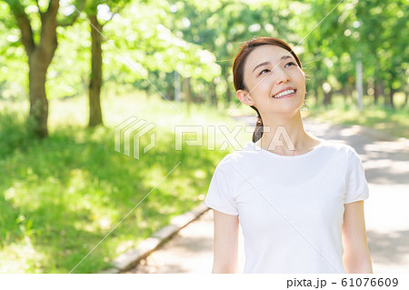 フィットネスイメージ　女性  61076609