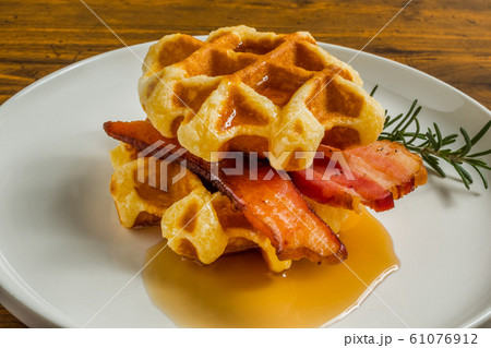 カリカリベーコンセット Deliciously baked crispy bacon food カリカリベーコンセット Deliciously baked crispy bacon food 61076912