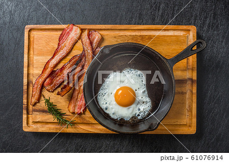 カリカリベーコンセット Deliciously baked crispy bacon food カリカリベーコンセット Deliciously baked crispy bacon food 61076914