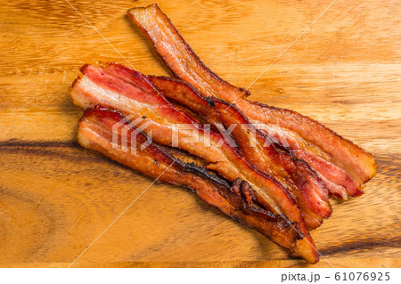 カリカリベーコンセット　Deliciously baked crispy bacon food 61076925