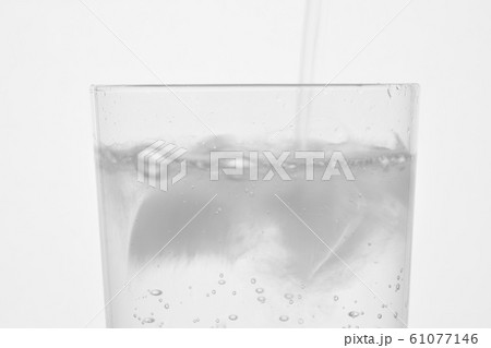グラスに注がれる炭酸水 グラスに注がれる炭酸水 61077146