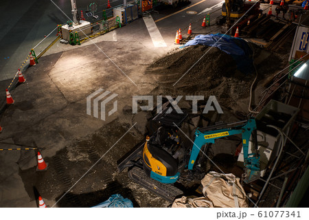 大阪_深夜の道路工事現場 大阪_深夜の道路工事現場 61077341