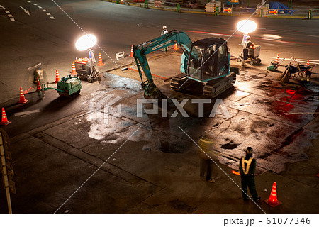 大阪_深夜の道路工事現場 大阪_深夜の道路工事現場 61077346