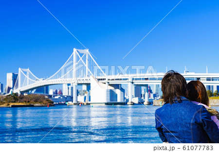 レインボーブリッジ　お台場　東京　冬　風景　恋人　デート　人物　男女　 61077783