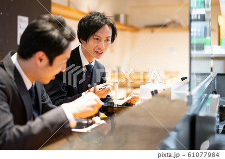 ラーメン　ビジネスマン　サラリーマン　男性　食べる 61077984