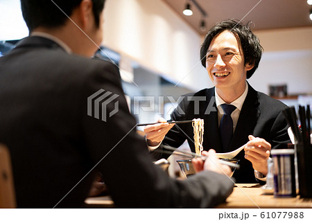 ラーメン　ビジネスマン　サラリーマン　男性　食べる 61077988