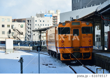 北海道函館市函館駅で漁り火鉄道の列車の冬の風景を撮影 北海道函館市函館駅で漁り火鉄道の列車の冬の風景を撮影 61078517