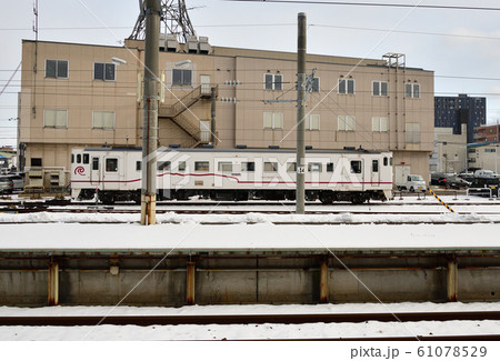 北海道函館市函館駅で漁り火鉄道の列車の冬の風景を撮影 北海道函館市函館駅で漁り火鉄道の列車の冬の風景を撮影 61078529