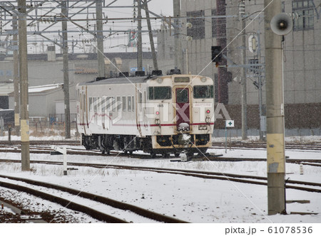 北海道函館市函館駅で漁り火鉄道の列車の冬の風景を撮影 北海道函館市函館駅で漁り火鉄道の列車の冬の風景を撮影 61078536