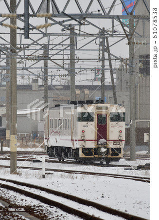 北海道函館市函館駅で漁り火鉄道の列車の冬の風景を撮影 北海道函館市函館駅で漁り火鉄道の列車の冬の風景を撮影 61078538