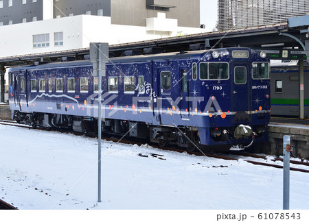 北海道函館市函館駅で漁り火鉄道の列車の冬の風景を撮影 北海道函館市函館駅で漁り火鉄道の列車の冬の風景を撮影 61078543