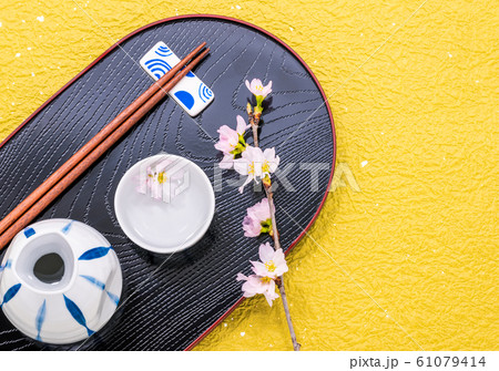 桜と日本酒（和風と季節のイメージ） 61079414