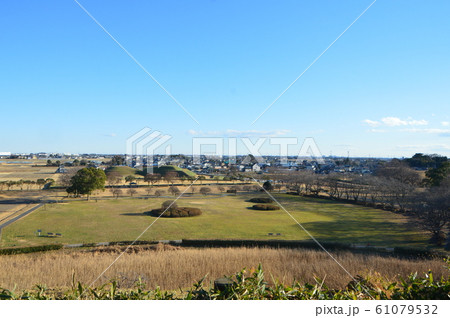 丸墓山古墳から望む将軍山古墳(中央の広場の先)(埼玉古墳群・さきたま古墳公園/埼玉県行田市) 丸墓山古墳から望む将軍山古墳(中央の広場の先)(埼玉古墳群・さきたま古墳公園/埼玉県行田市) 61079532