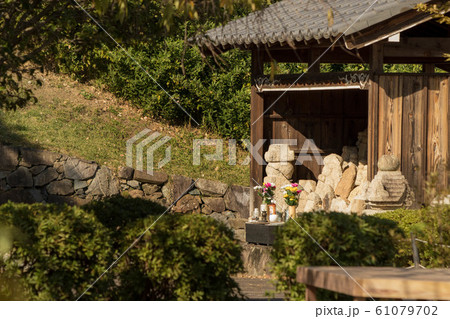 京都府長岡京市の勝龍寺城の石造物が祀られた祠と城内の風景 61079702