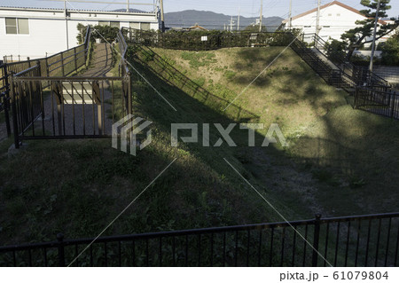 京都府長岡京市の神足神社にある勝龍寺城の土塁跡 61079804