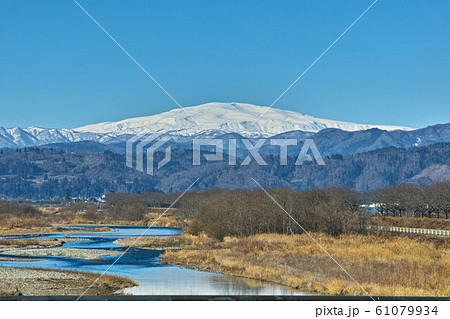 山形県河北町の溝延橋から月山を望む 山形県河北町の溝延橋から月山を望む 61079934