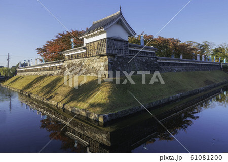 京都府長岡京市の勝龍寺城の模擬隅櫓と紅葉のリフレクション 京都府長岡京市の勝龍寺城の模擬隅櫓と紅葉のリフレクション 61081200